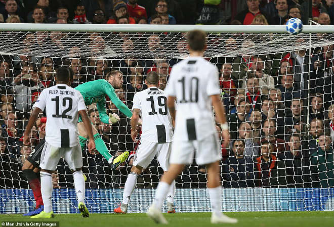 Juventus hạ MU cúp C1: Ronaldo hớn hở ăn mừng, Pogba ôm hận vì cột dọc - 10