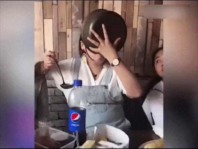 Video Clip Cười - Gái xinh "ăn thùng uống vại" khiến trai trẻ sợ hãi.. bỏ chạy