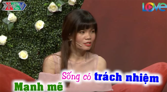 Cô gái tên Thị Phi cầm giấy “chất vấn” bạn trai tại Bạn muốn hẹn hò - 1