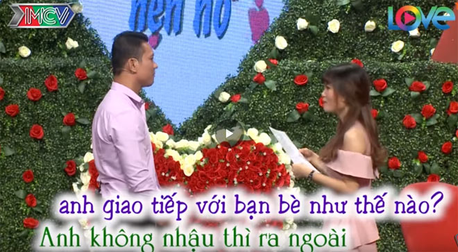 Cô gái tên Thị Phi cầm giấy “chất vấn” bạn trai tại Bạn muốn hẹn hò - 5