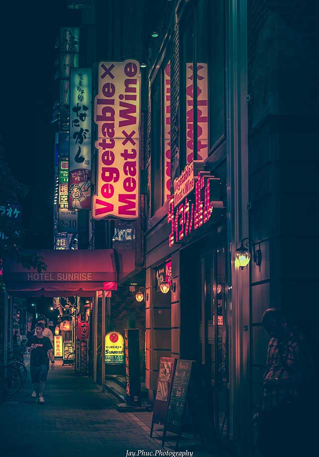Hãy khám phá thành phố Nhật Bản về đêm qua bức ảnh đầy rực rỡ này. Cảm nhận thứ ch không giống như thường ngày, khi toàn bộ thành phố sáng bừng lên bởi những ánh đèn và âm nhạc. Điểm đến phải đến Tokyo vào ban đêm để trải nghiệm cho riêng mình.