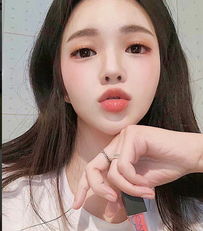 Để giữ đôi môi mềm mịn, căng, cô chia sẻ về việc thoa dưỡng môi nhiều lần trong ngày.