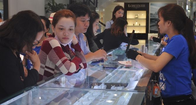 USD mua bán thoải mái ở &#34;phố vàng&#34; Sài Gòn - 2
