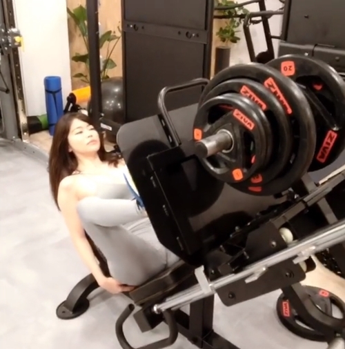 Cách giữ body của nữ DJ Nhật Bản mặt “lừa tình” - 4