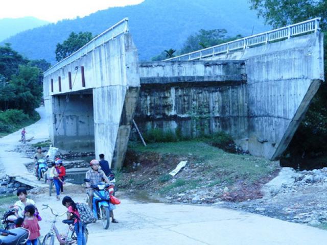 Tin tức trong ngày - Cây cầu 15 tỉ đồng xây xong để "làm cảnh", dân vẫn lội suối