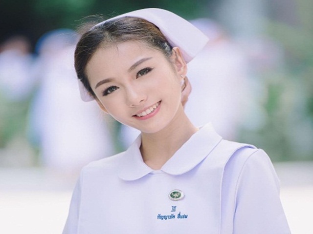 Vì quá nổi tiếng, nữ y tá xinh đẹp nhất Thái Lan bị sa thải