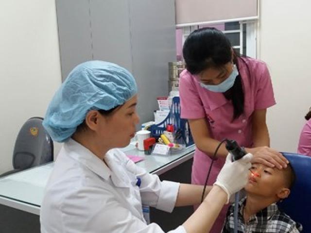 Bệnh trẻ em - Hàng nghìn mẹ chia sẻ thổi sáp ong vào tai để chữa viêm tai giữa, bác sĩ giật mình!