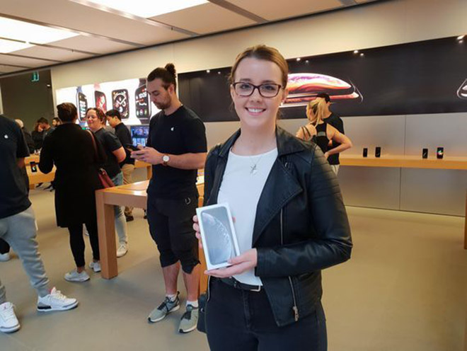 iPhone XR giá rẻ ngày đầu mở bán, bất ngờ trước khung cảnh này - 3