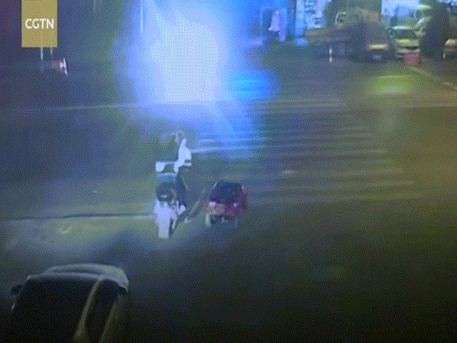 Media - Cha mẹ liều lĩnh để con 5 tuổi lái ô tô trên đường quốc lộ