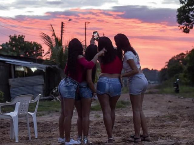 Thế giới - Ra nước ngoài, hàng loạt phụ nữ Venezuela phải bán dâm kiếm sống
