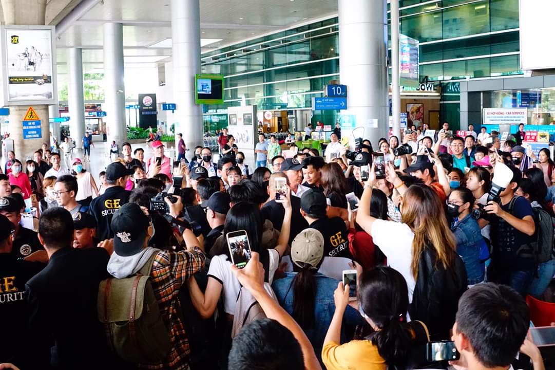 Nữ hoàng sexy xứ Hàn diện áo lông cừu, "sốc nhiệt" khi đến sân bay Tân Sơn Nhất - 4