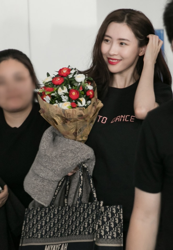 Nữ hoàng sexy xứ Hàn diện áo lông cừu, "sốc nhiệt" khi đến sân bay Tân Sơn Nhất - 3