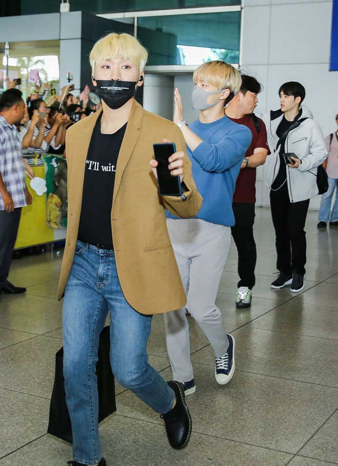 Nữ hoàng sexy xứ Hàn diện áo lông cừu, "sốc nhiệt" khi đến sân bay Tân Sơn Nhất - 9