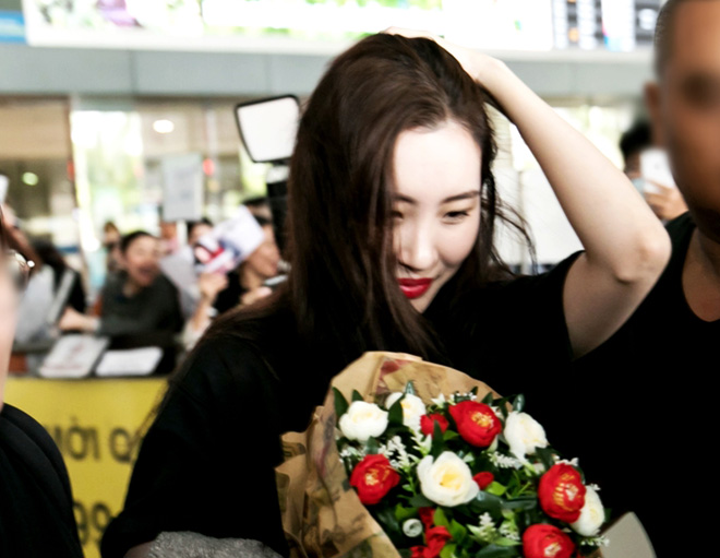 Nữ hoàng sexy xứ Hàn diện áo lông cừu, "sốc nhiệt" khi đến sân bay Tân Sơn Nhất - 5