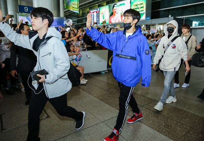 Nữ hoàng sexy xứ Hàn diện áo lông cừu, "sốc nhiệt" khi đến sân bay Tân Sơn Nhất - 8