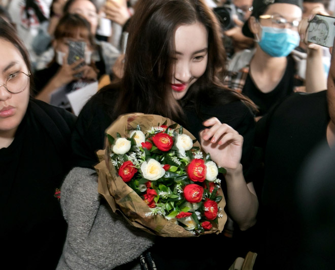 Nữ hoàng sexy xứ Hàn diện áo lông cừu, "sốc nhiệt" khi đến sân bay Tân Sơn Nhất - 6