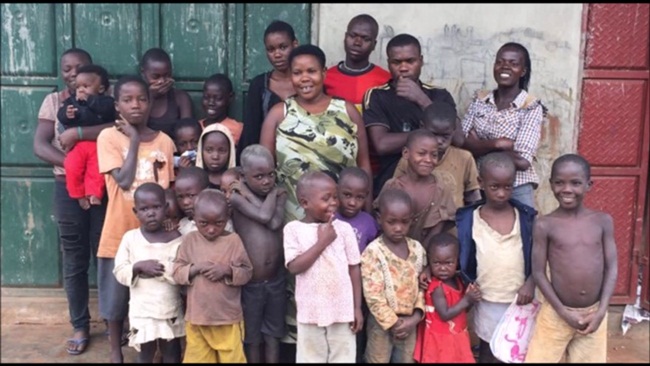 Cưới chồng năm 12 tuổi, người phụ nữ đẻ 44 đứa con khiến ai cũng choáng - 1