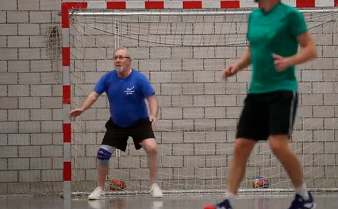 Bàng hoàng siêu cầu thủ: 63 năm đỉnh cao, 80 tuổi vẫn bay "như nhện" - 1