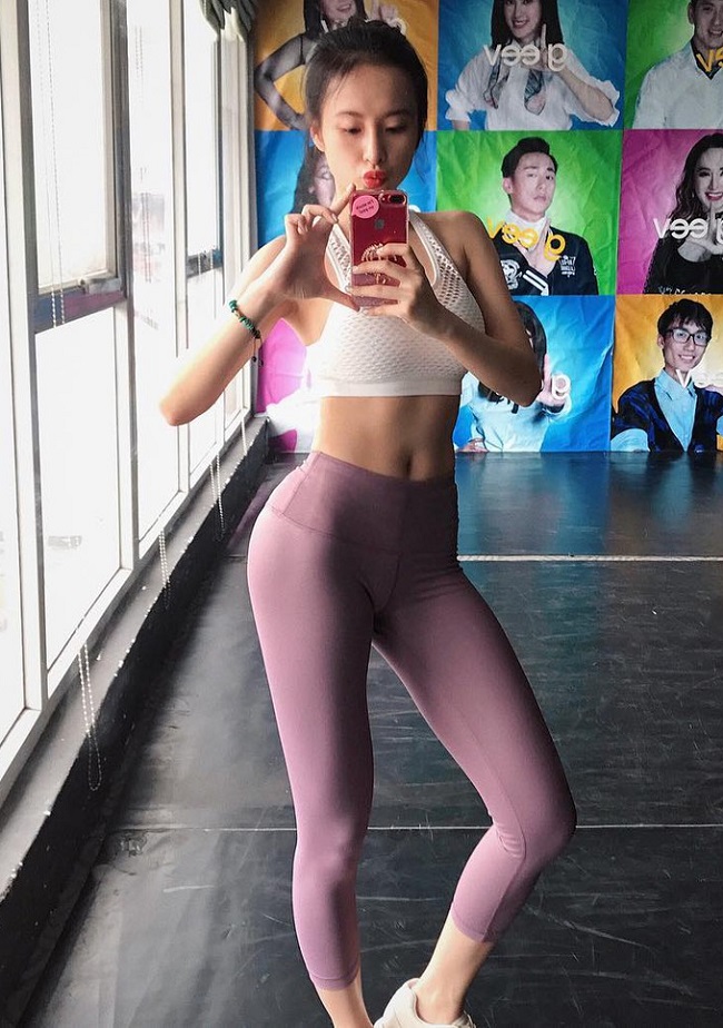 Angela Phương Trinh nhiều lần sử dụng loại quần tương tự khi đi tập để dễ dàng vận động.&nbsp;