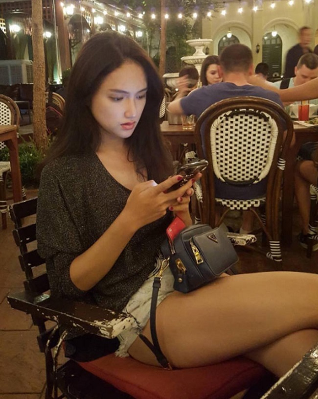 Stylist cho rằng, mặc quần ngắn phản cảm hay không tùy thuộc vào việc gặp ai. Nếu đến chỗ toàn người trẻ thì không sao nhưng nếu có người lớn thì không được.&nbsp;