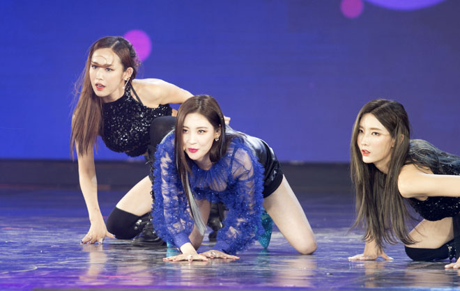 Biểu tượng sexy xứ Hàn trườn, bò trên sân khấu, khiến fan Sài Thành mê mệt - 3