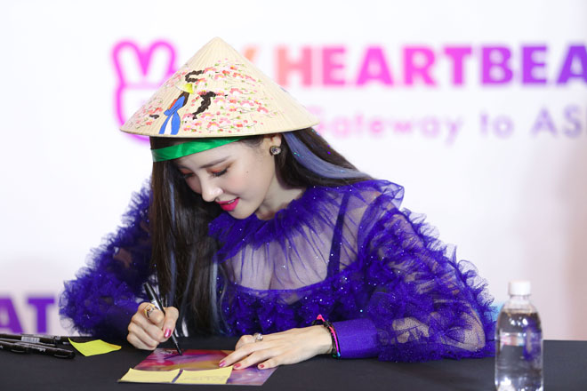 Biểu tượng sexy xứ Hàn trườn, bò trên sân khấu, khiến fan Sài Thành mê mệt - 2