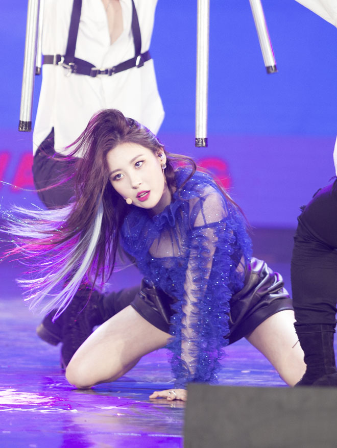 Biểu tượng sexy xứ Hàn trườn, bò trên sân khấu, khiến fan Sài Thành mê mệt - 4