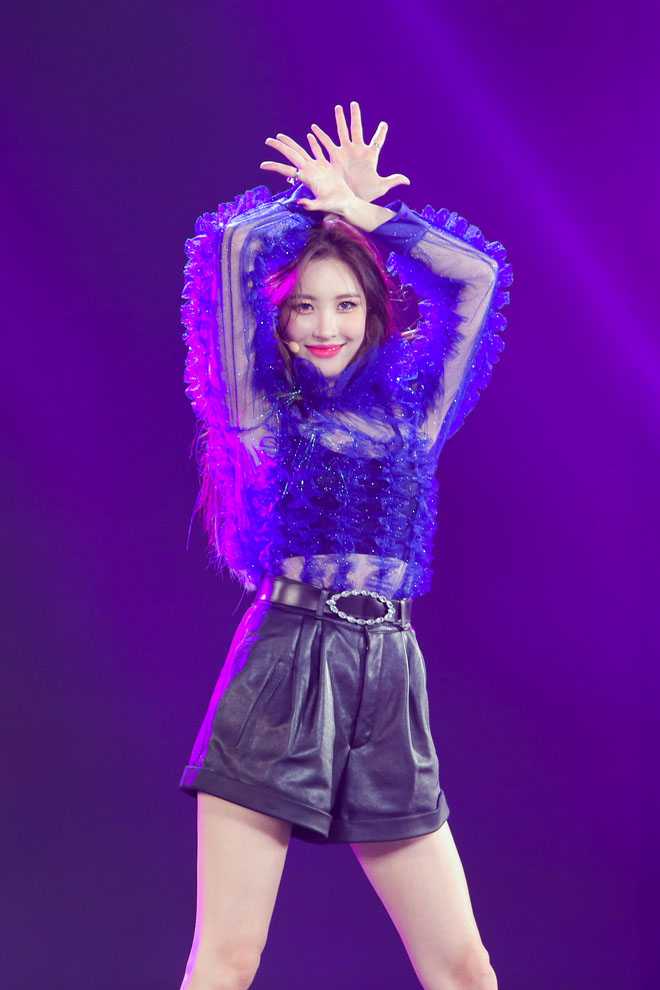 Biểu tượng sexy xứ Hàn trườn, bò trên sân khấu, khiến fan Sài Thành mê mệt - 8