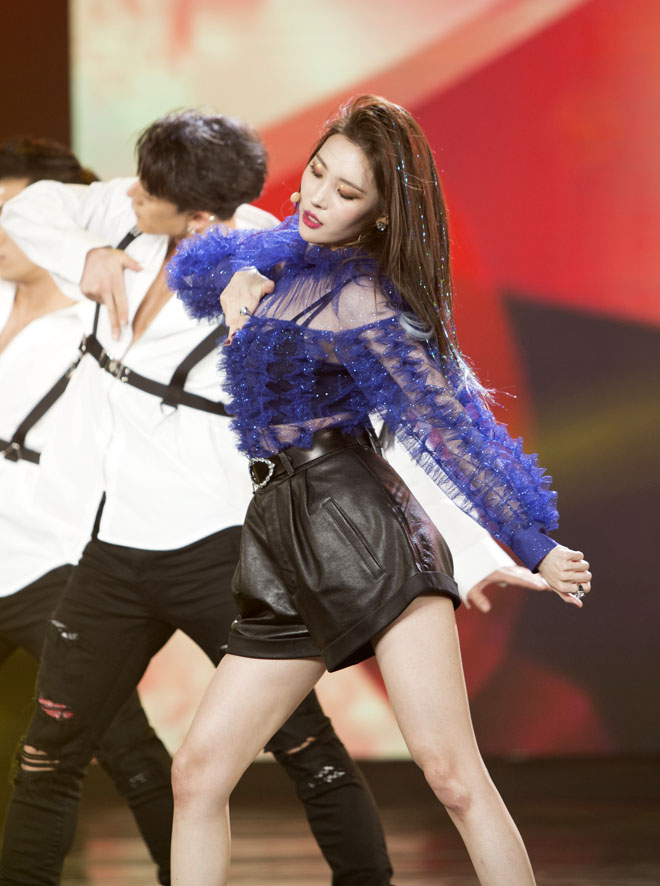 Biểu tượng sexy xứ Hàn trườn, bò trên sân khấu, khiến fan Sài Thành mê mệt - 5