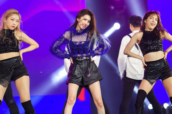 Biểu tượng sexy xứ Hàn trườn, bò trên sân khấu, khiến fan Sài Thành mê mệt - 6