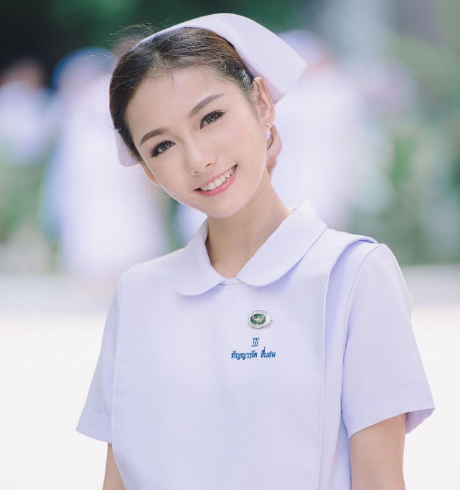 Namkhing Kanyapak được cư dân mạng đặt cho biệt danh là nữ y tá xinh đẹp nhất Thái Lan. 