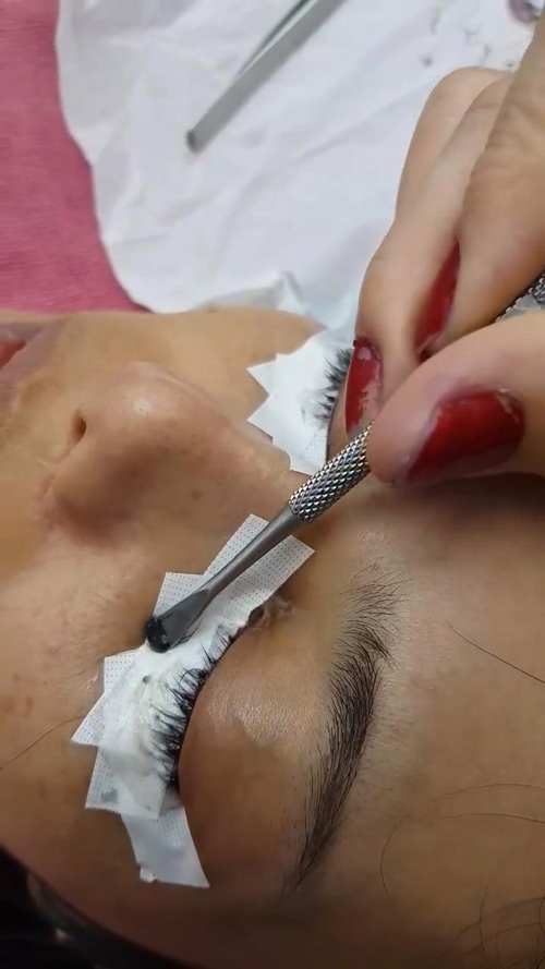 Suýt hỏng mắt vì nối mi bằng keo con voi, keo dán móng - 4