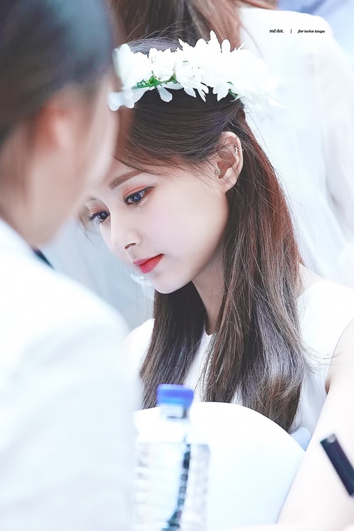 Cô gái có gương mặt đẹp nhất thế giới luôn nằm thẳng để làm gì? - 9