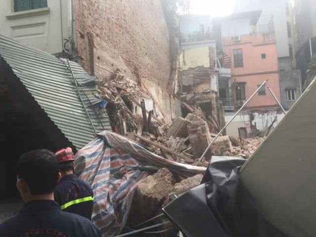 Bức tường lớn đổ sập trên phố Lê Thái Tổ, nhiều người hoảng sợ