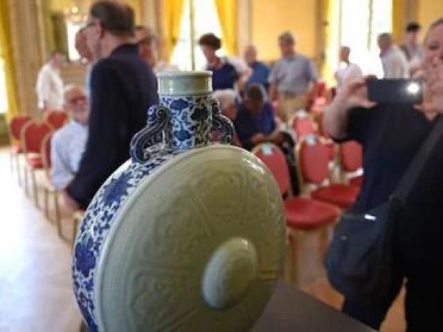 Thị trường - Tiêu dùng - Nhìn như hộp đựng mứt nhưng chiếc bình này lại có giá hàng chục tỷ đồng