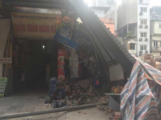 Bức tường lớn đổ sập trên phố Lê Thái Tổ, nhiều người hoảng sợ - 4