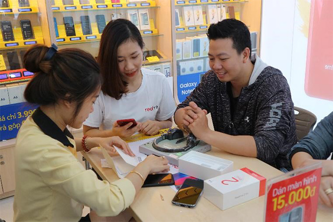 Giới trẻ nô nức “đập hộp” Realme 2 và Realme 2 Pro trong ngày mở bán - 2