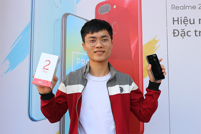 Giới trẻ nô nức “đập hộp” Realme 2 và Realme 2 Pro trong ngày mở bán - 3