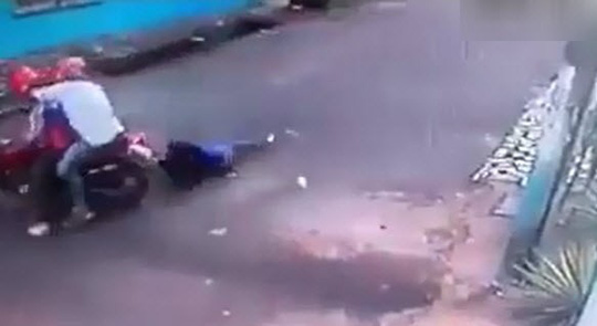 TP HCM: Bị cướp giật túi xách, cô gái trẻ té xuống đường tử vong - 1