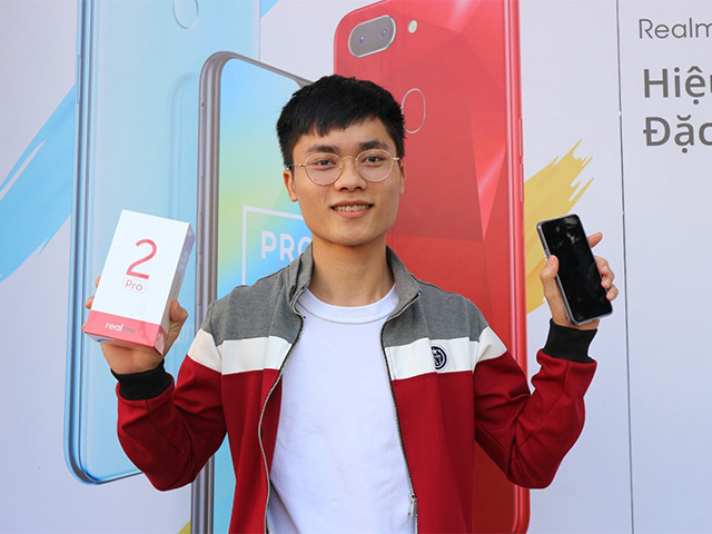 Thời trang Hi-tech - Giới trẻ nô nức “đập hộp” Realme 2 và Realme 2 Pro trong ngày mở bán
