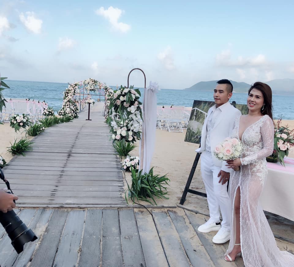 Choáng với váy cưới trong suốt, giá hàng trăm triệu vợ Tiêu Quang Vboys - 4