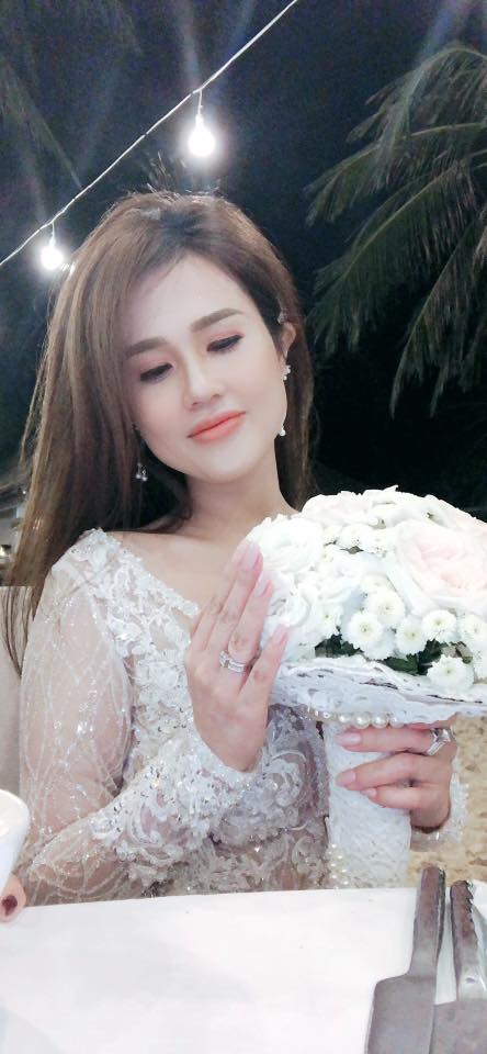 Choáng với váy cưới trong suốt, giá hàng trăm triệu vợ Tiêu Quang Vboys - 1