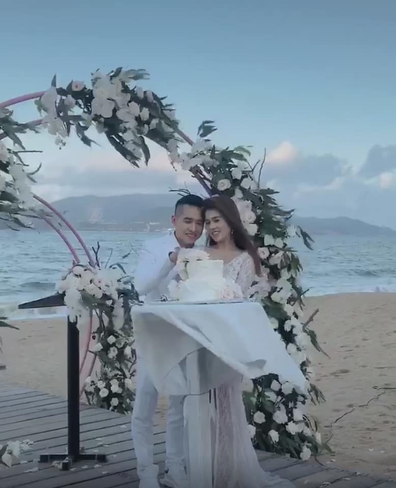 Choáng với váy cưới trong suốt, giá hàng trăm triệu vợ Tiêu Quang Vboys - 6