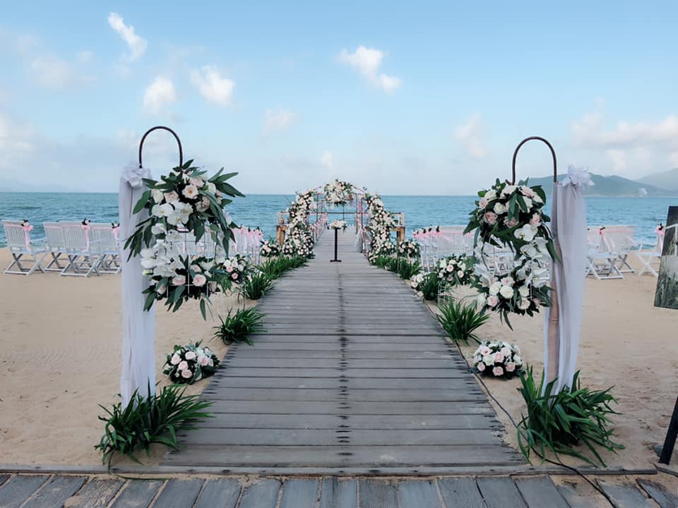 Choáng với váy cưới trong suốt, giá hàng trăm triệu vợ Tiêu Quang Vboys - 4