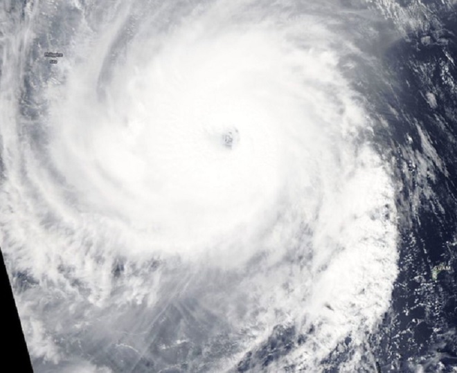Siêu bão mạnh khủng khiếp tiến về Philippines nhìn từ vệ tinh - 1