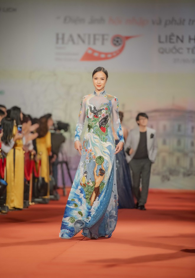Vũ Ngọc Anh gợi cảm với áo dài tại LHP quốc tế Hà Nội - 4