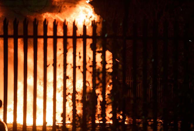 Kinh hoàng: Trực thăng chủ tịch Leicester City gặp nạn, chìm trong biển lửa - 3