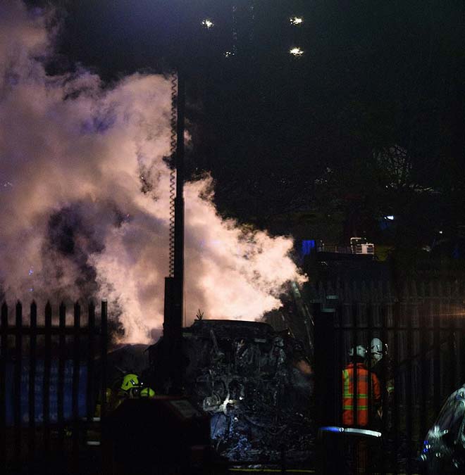 Kinh hoàng: Trực thăng chủ tịch Leicester City gặp nạn, chìm trong biển lửa - 4