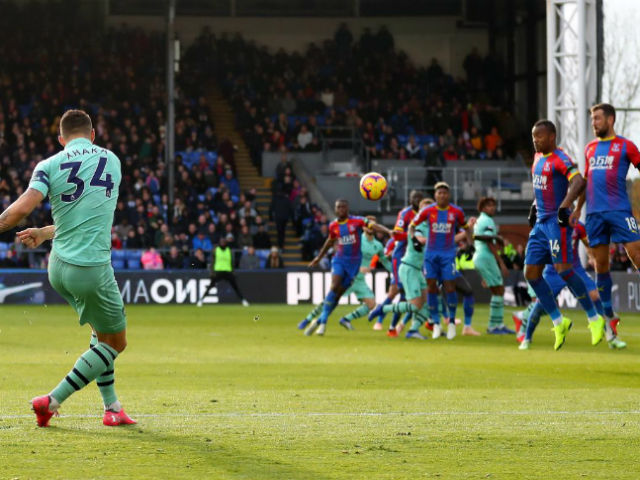 Arsenal quá đỏ: SAO 1155 tỷ đồng đá phạt phi thường tung ”góc chết”