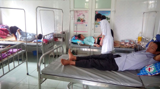 Mổ trâu liên hoan nhà mới, 42 người phải nhập viện - 1